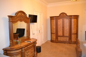 Apartamento Deluxe, 1 cama doble con sofá cama | 2 dormitorios, caja fuerte, mobiliario individual y escritorio