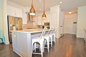 Condo, 3 Bedrooms | Private kitchen