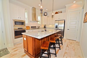 Huoneisto, 3 makuuhuonetta | Yksityinen keittiö | Jääkaappi, mikroaaltouuni, uuni, liesi