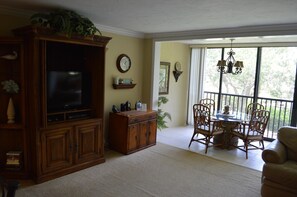 Comfort Condo, 2 Bedrooms, Lagoon View | Living area