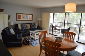 Comfort Condo, 2 Bedrooms, Lagoon View | Living area