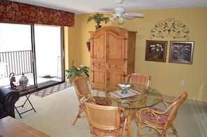 Condo Confort, 2 chambres, vue sur la lagune | Repas dans la chambre