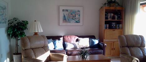 Comfort Condo, 2 Bedrooms, Lagoon View | Living area