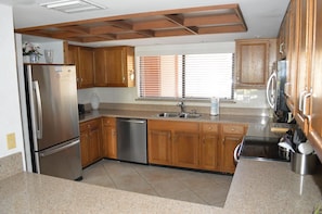Comfort Condo, 2 Bedrooms | Private kitchen