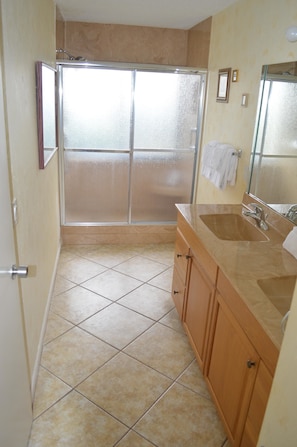 Comfort-Apartment, 2 Schlafzimmer | Badezimmer | Dusche, Handtücher