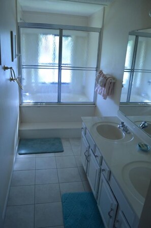 Comfort-Apartment, 2 Schlafzimmer | Badezimmer | Dusche, Handtücher