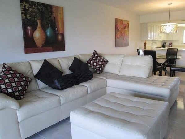 Comfort Condo, 2 Bedrooms | Living area