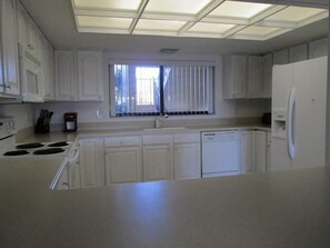 Comfort Condo, 2 Bedrooms | Private kitchen