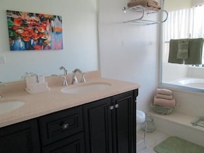 Comfort Condo, 2 Bedrooms | Bathroom