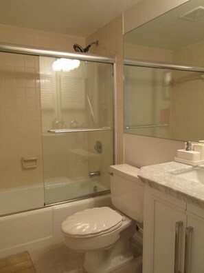 Comfort Condo, 2 Bedrooms | Bathroom