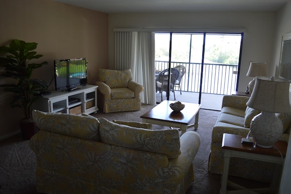 Comfort Condo, 2 Bedrooms | Living area