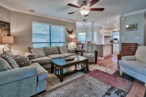 House, 3 Bedrooms, Lake View | Living area