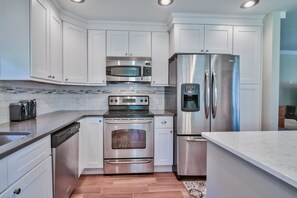 House, 3 Bedrooms, Lake View | Private kitchen