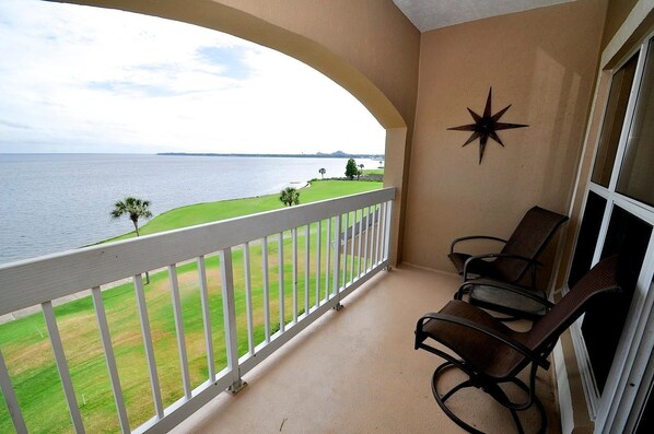 Condo, 2 habitaciones, vista a la bahía, frente al mar | Balcón
