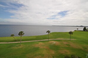 Condo, 2 habitaciones, vista a la bahía, frente al mar | Vista a la playa o el mar
