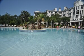 สระว่ายน้ำกลางแจ้ง