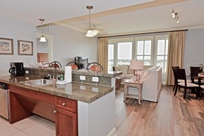 คอนโด, 3 ห้องนอน, วิวสนามกอล์ฟ | บริเวณนั่งเล่น | เครื่องเล่นดีวีดี