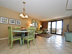 Condo, 1 Bedroom, Beach View, Sea Facing | In-room dining