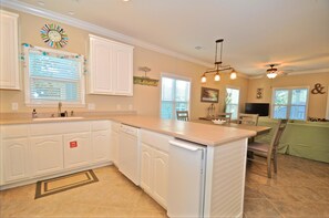 House, 4 Bedrooms, Pool View | Private kitchen