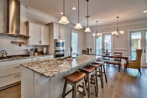 House, 3 Bedrooms | Private kitchen | Fridge, microwave, oven, stovetop