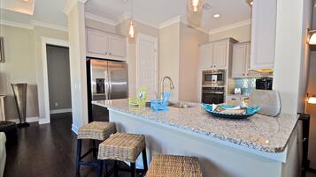 Een koelkast, een magnetron, een oven, een kookplaat