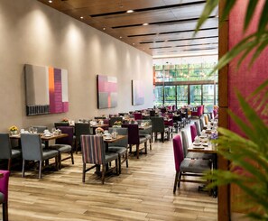Restaurant - Holiday Inn Hotel & Suites Montreal Centre-ville Ouest by IHG (Montreal)