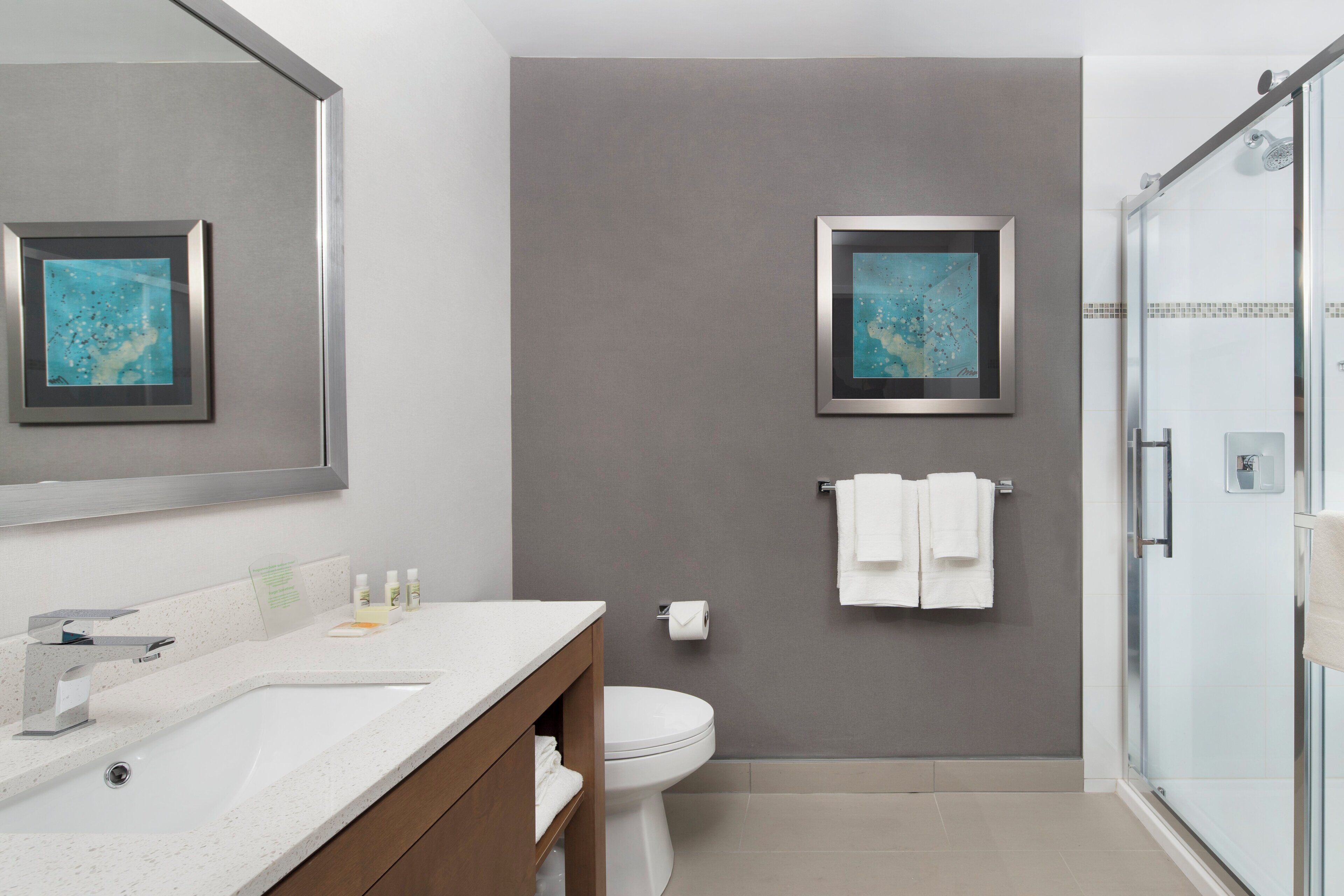 Amenidades de baño gratuitas, secadora de cabello, toallas, jabón 