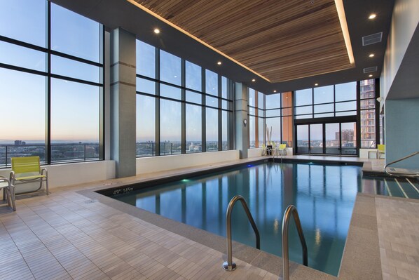 Indoor pool, open 5:00 AM to 11:00 PM, sun loungers - Holiday Inn Hotel & Suites Montreal Centre-ville Ouest by IHG (Montreal)