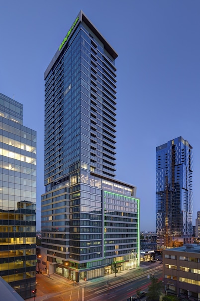 Holiday Inn Hotel & Suites Montreal Centre-ville Ouest by IHG