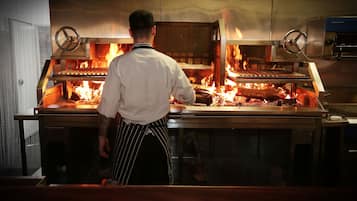 2 restaurantes; se sirven desayunos, almuerzos, cenas y parrillada