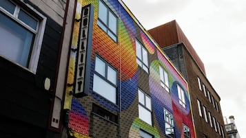 Edifici amb maó de colors i diverses finestres.