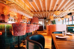 2 间餐厅，供应早餐、午餐和晚餐，烤肉