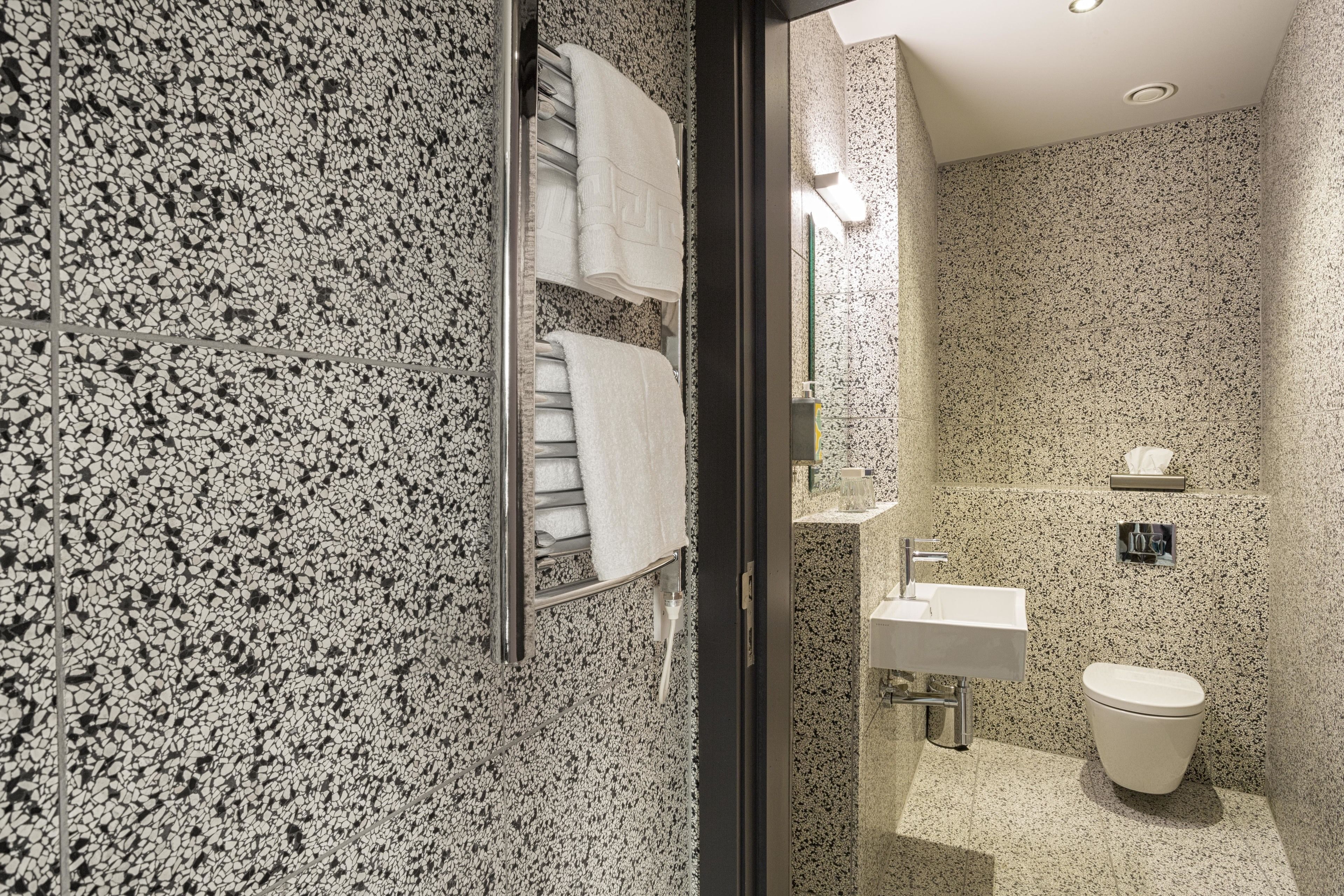 double room (roomy) | bathroom | shower, rainfall showerhead, free toiletries, hair dryer