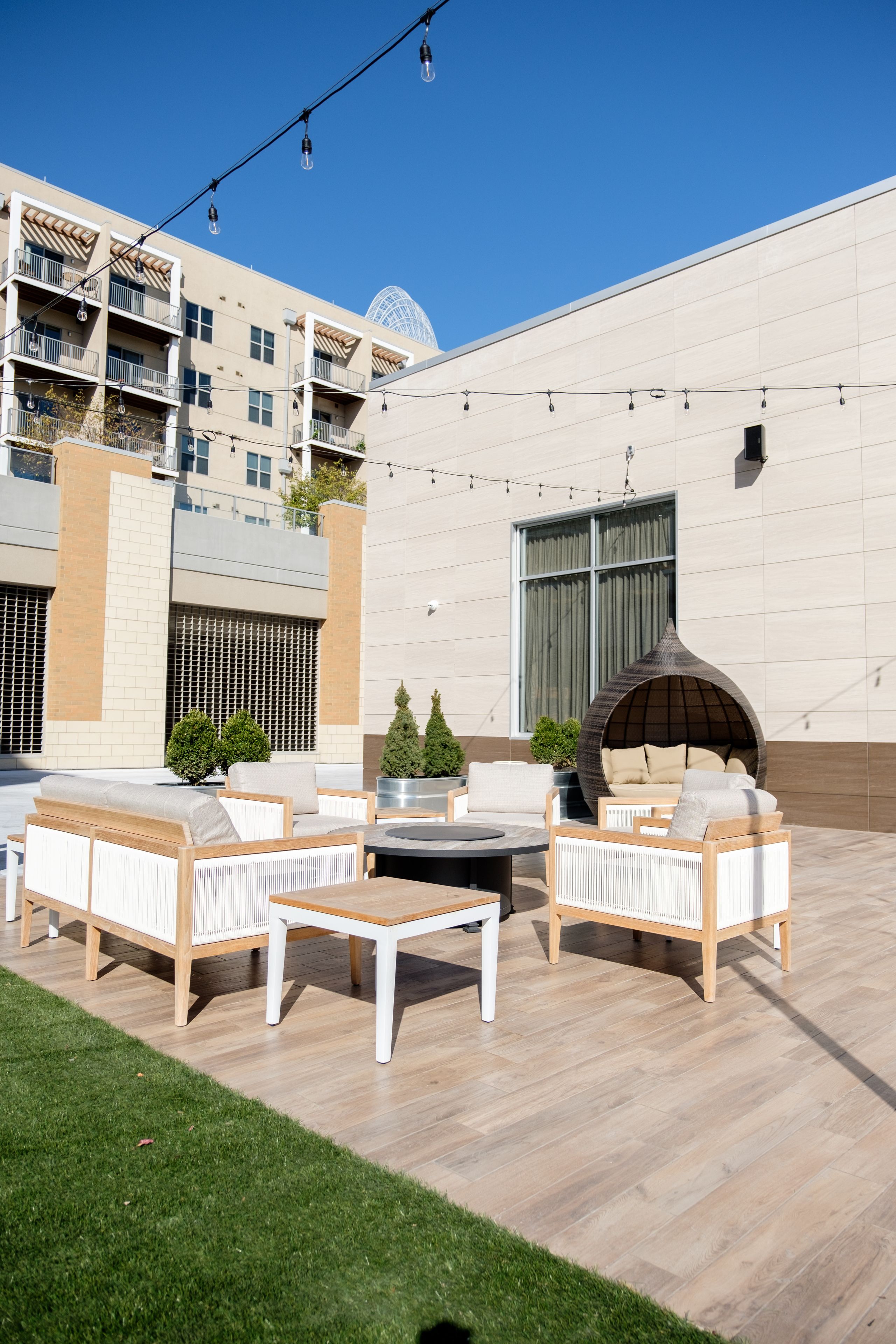 Une terrasse extérieure avec des sièges, une grande fenêtre et une structure en forme de dôme.