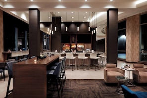 2 Bars/Lounges