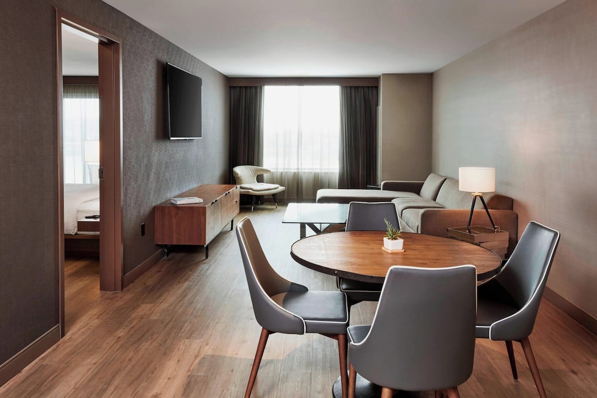 Suite, 1 Schlafzimmer, Balkon, Flussblick | Wohnbereich | Smart-TV, Netflix
