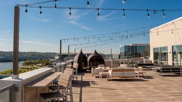 2 bars/lounges