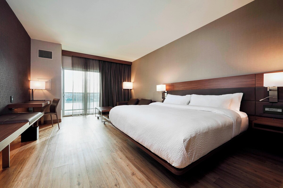 Modern suite with tub