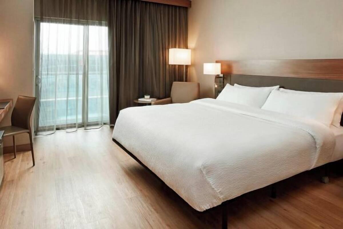 1 bedroom, premium bedding, in-room safe, desk