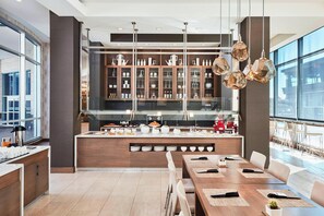 Bữa sáng kiểu Âu hàng ngày với phụ phí nhỏ 