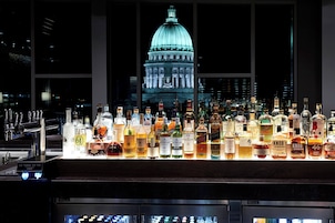 3 bars/lounges