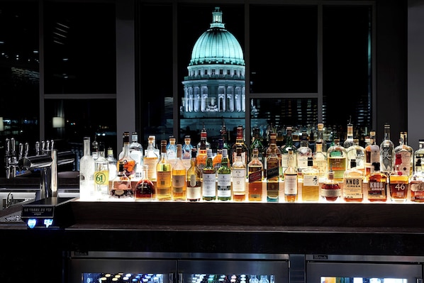 3 bars/lounges