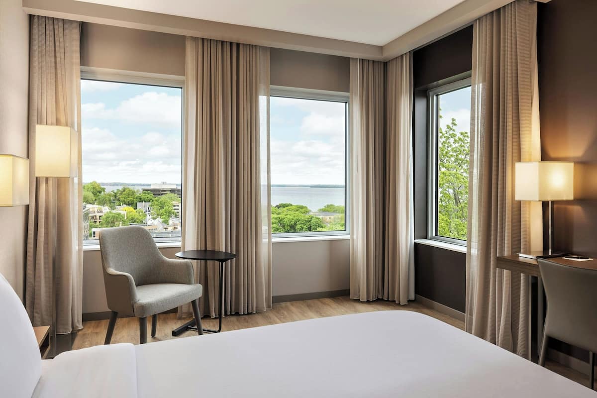 Premium bedding, in-room safe, desk, laptop workspace