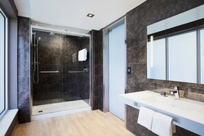 Douche, douche à « effet pluie », articles de toilette gratuits