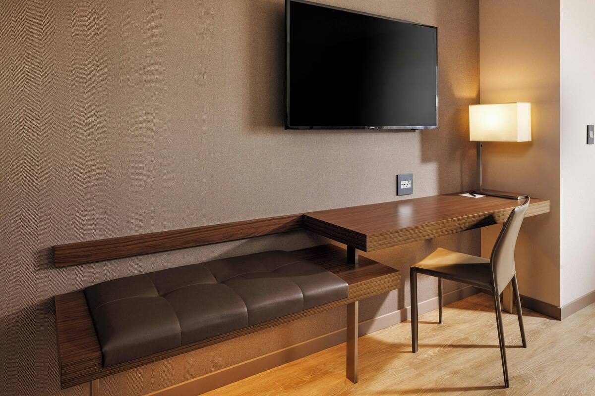 高級寢具、客房內保險箱、書桌、筆電工作空間