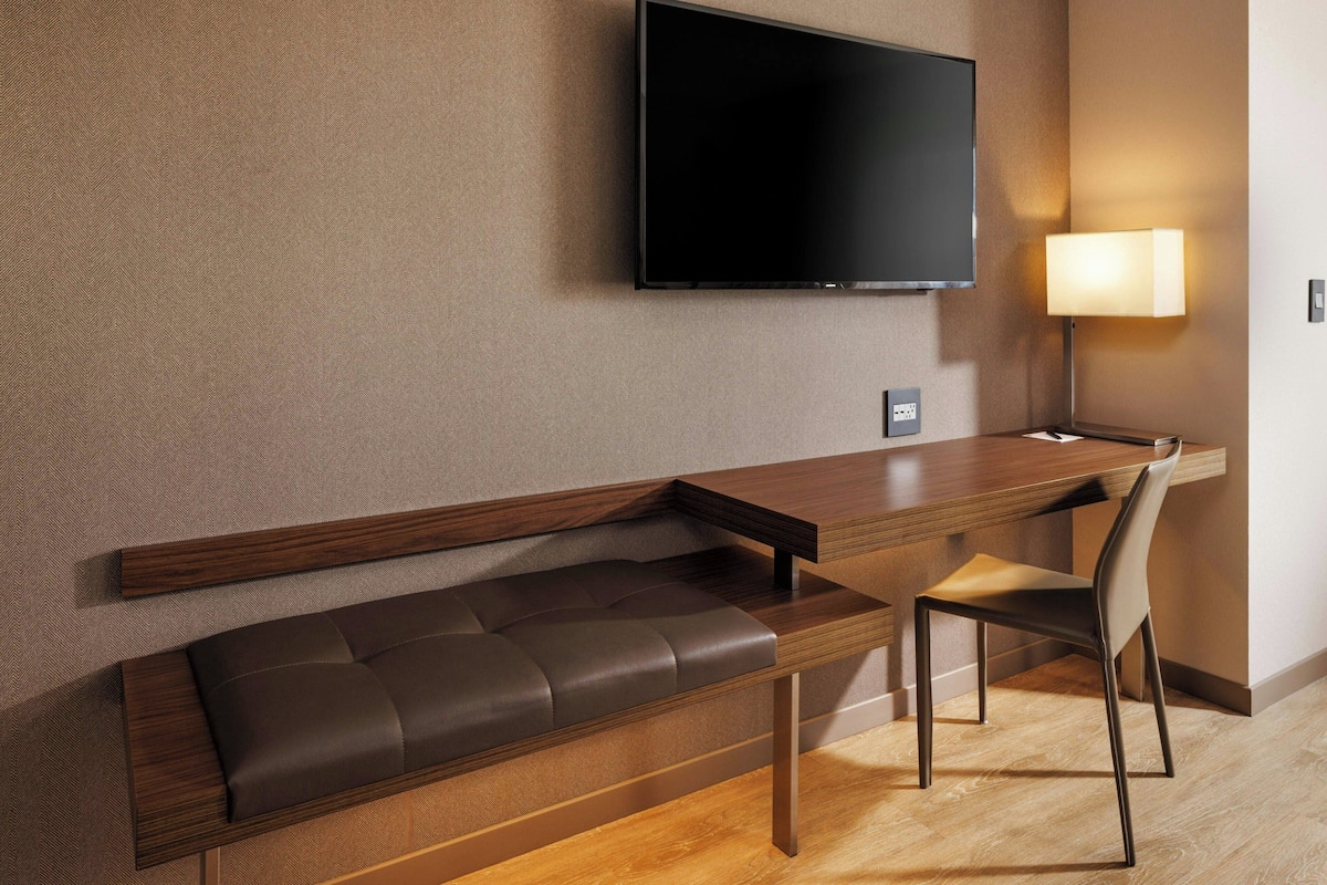 Premium bedding, in-room safe, desk, laptop workspace