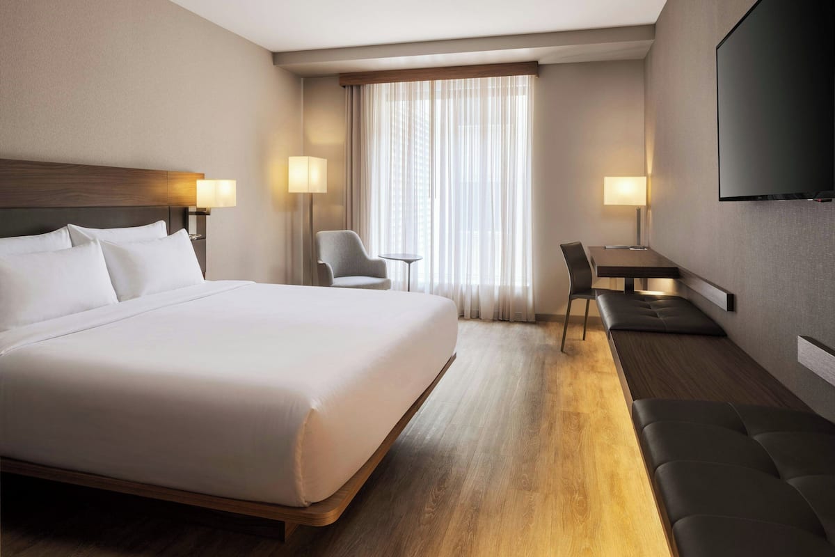 Premium bedding, in-room safe, desk, laptop workspace