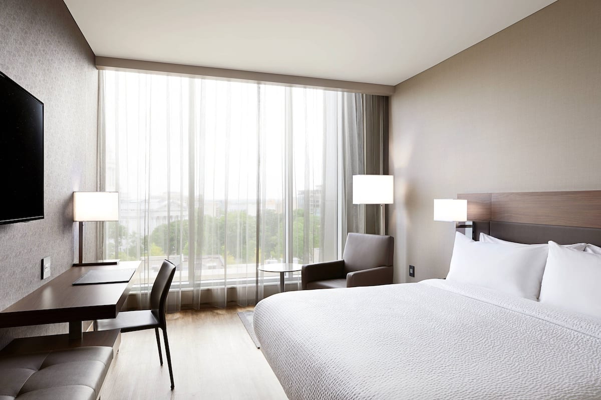 Luxe beddengoed, een kluis op de kamer, een bureau, een laptopwerkplek