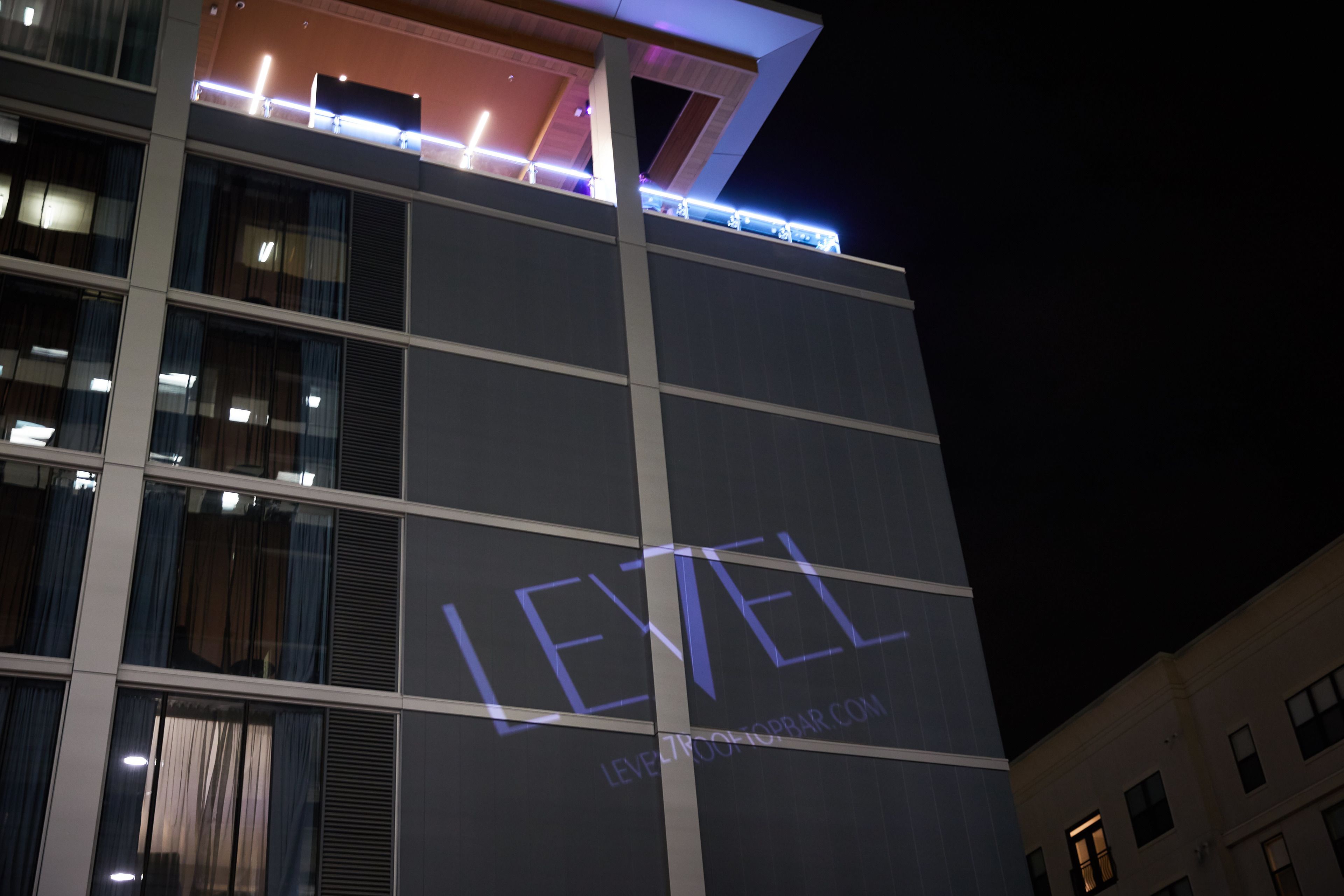 Un edificio de varios pisos con un cartel llamativo que dice 'LEVEL' en la fachada.