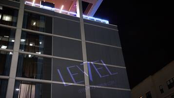 Un edificio de varios pisos con un cartel llamativo que dice 'LEVEL' en la fachada.